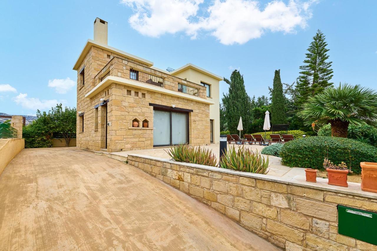 Villa Camelot By Ezoria Villas Coral Bay Exterior photo