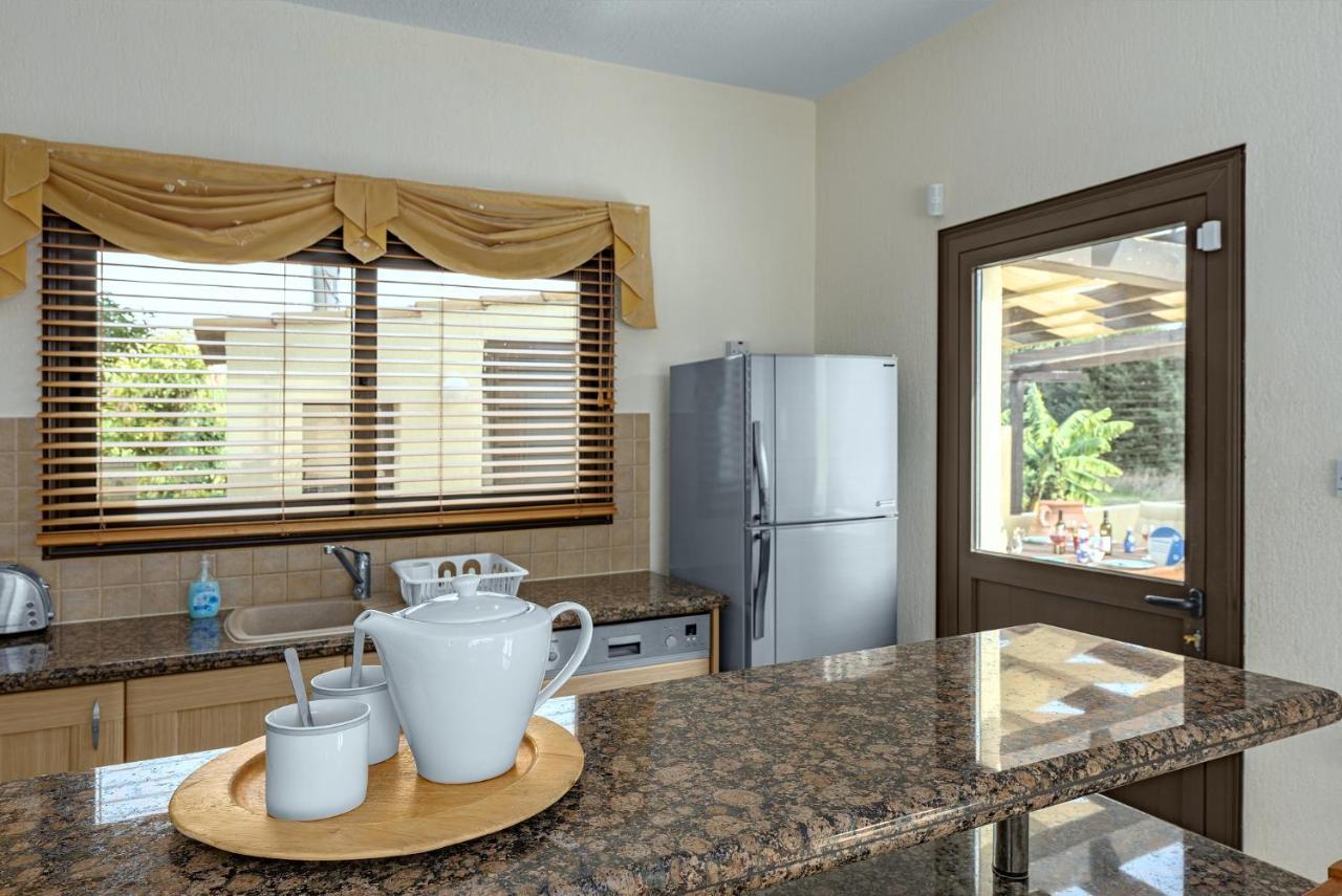 Villa Camelot By Ezoria Villas Coral Bay Exterior photo